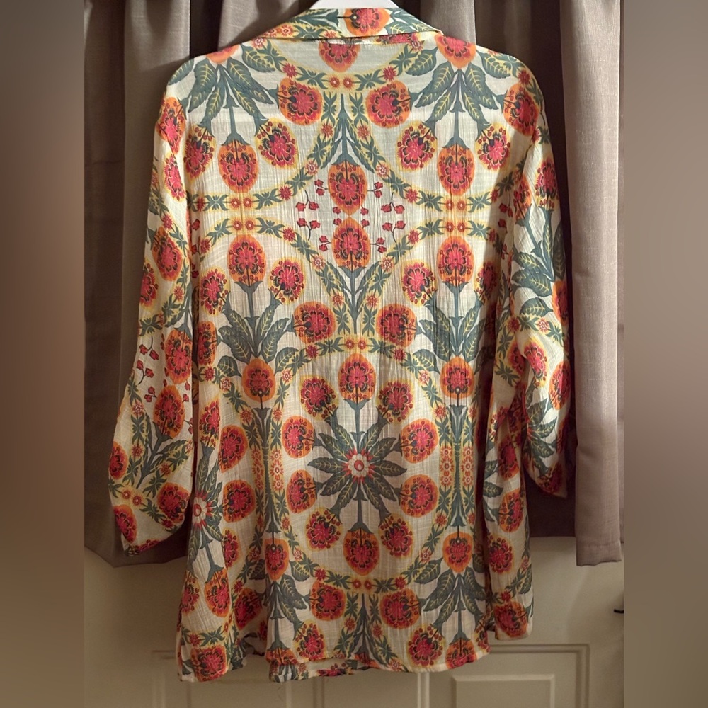 Alex & Parker ladies blouse floral pastel colors. Sleeves either long / mid lgth - Picture 3 of 4